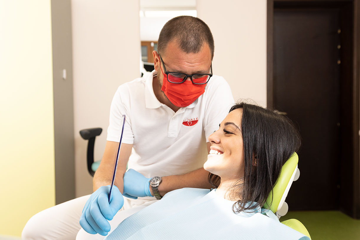 dentist Bucuresti explica pacientei planul de tratament la clinica