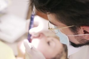 Cat costa un implant dentar?
